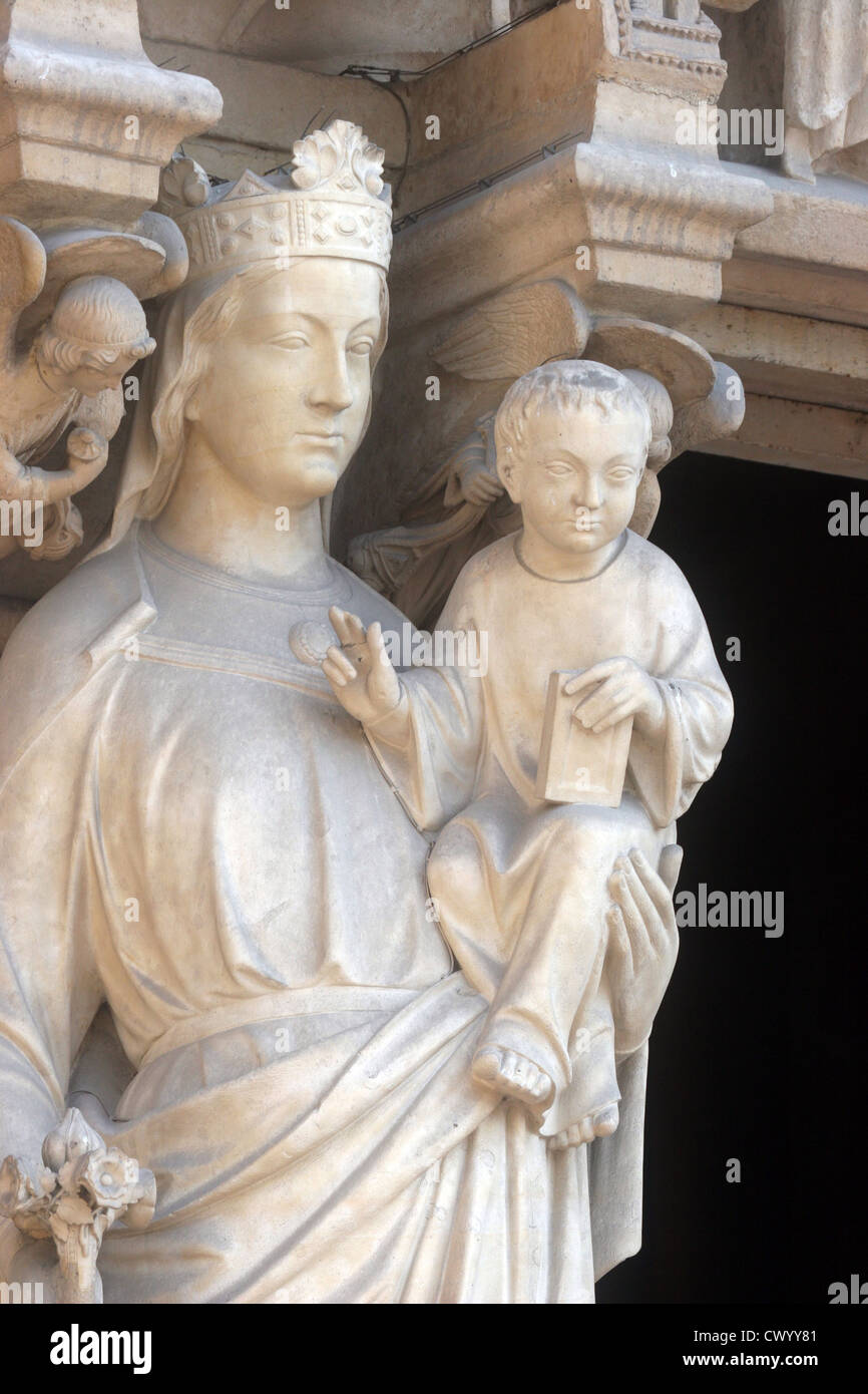La beata Vergine Maria con il Bambino Gesù, la cattedrale di Notre Dame di Parigi, portale della Vergine Foto Stock