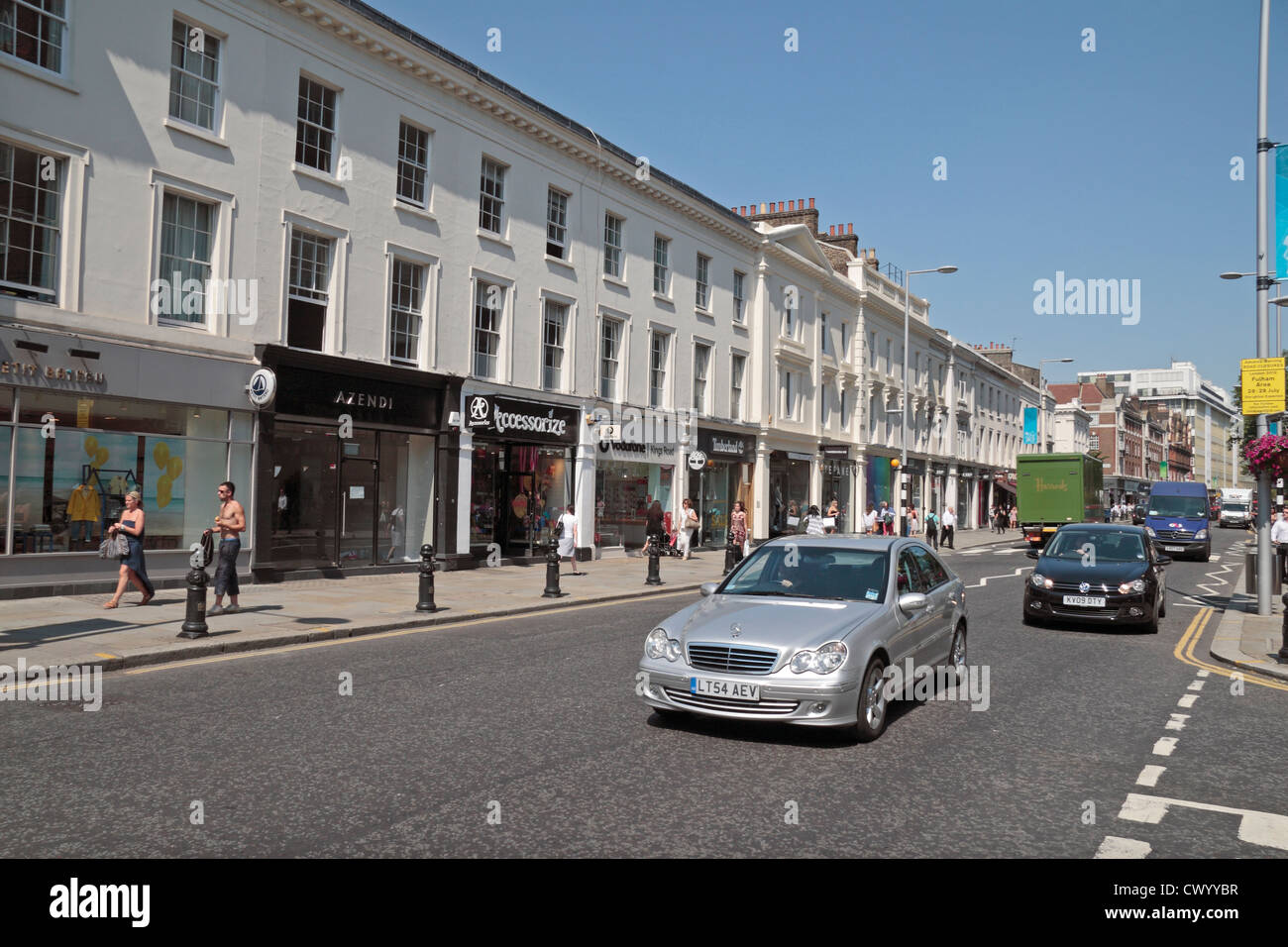 Vista generale lungo London la più famosa via dello shopping della città, il King's Road, a Chelsea, Londra SW3, Regno Unito. Foto Stock