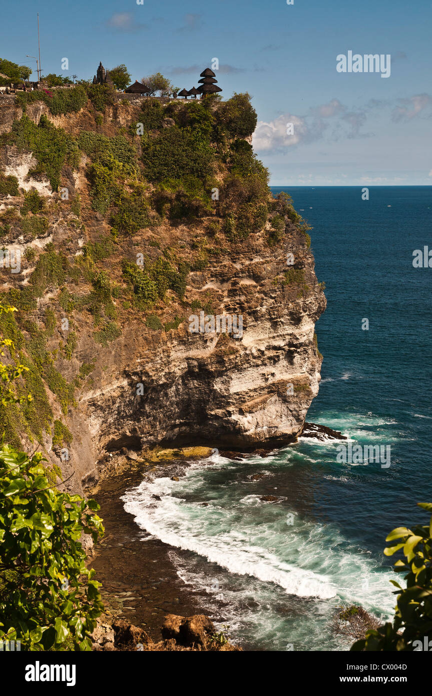 Il Pura Luhur Uluwatu temple drammaticamente avvistata su southern Bali penisola Bukit, Bali, Indonesia. Foto Stock