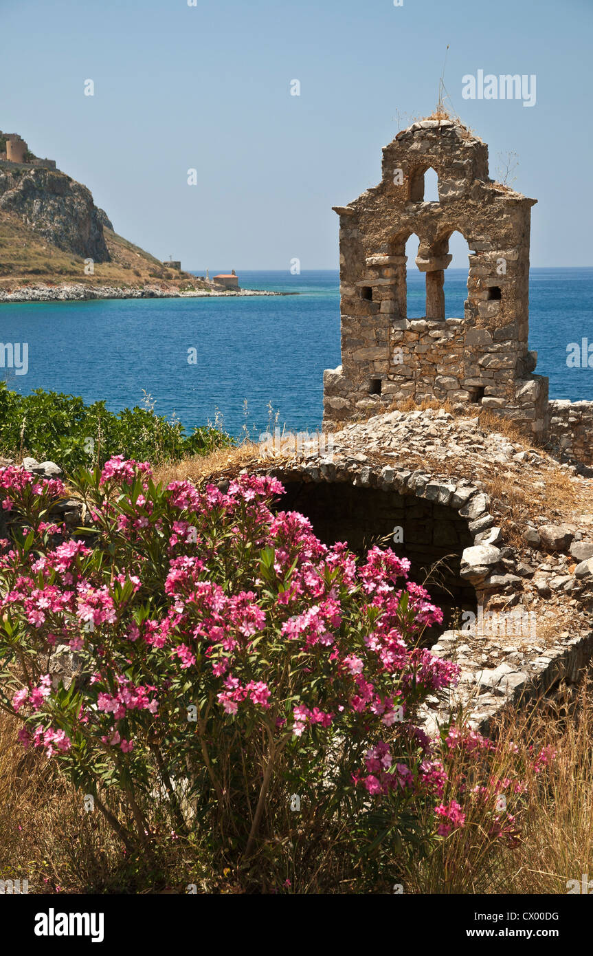 Chiesa in rovina sulla costa a Limeni, nel Mani peninsular MESSINIA, PELOPONNESO Meridionale, Grecia Foto Stock