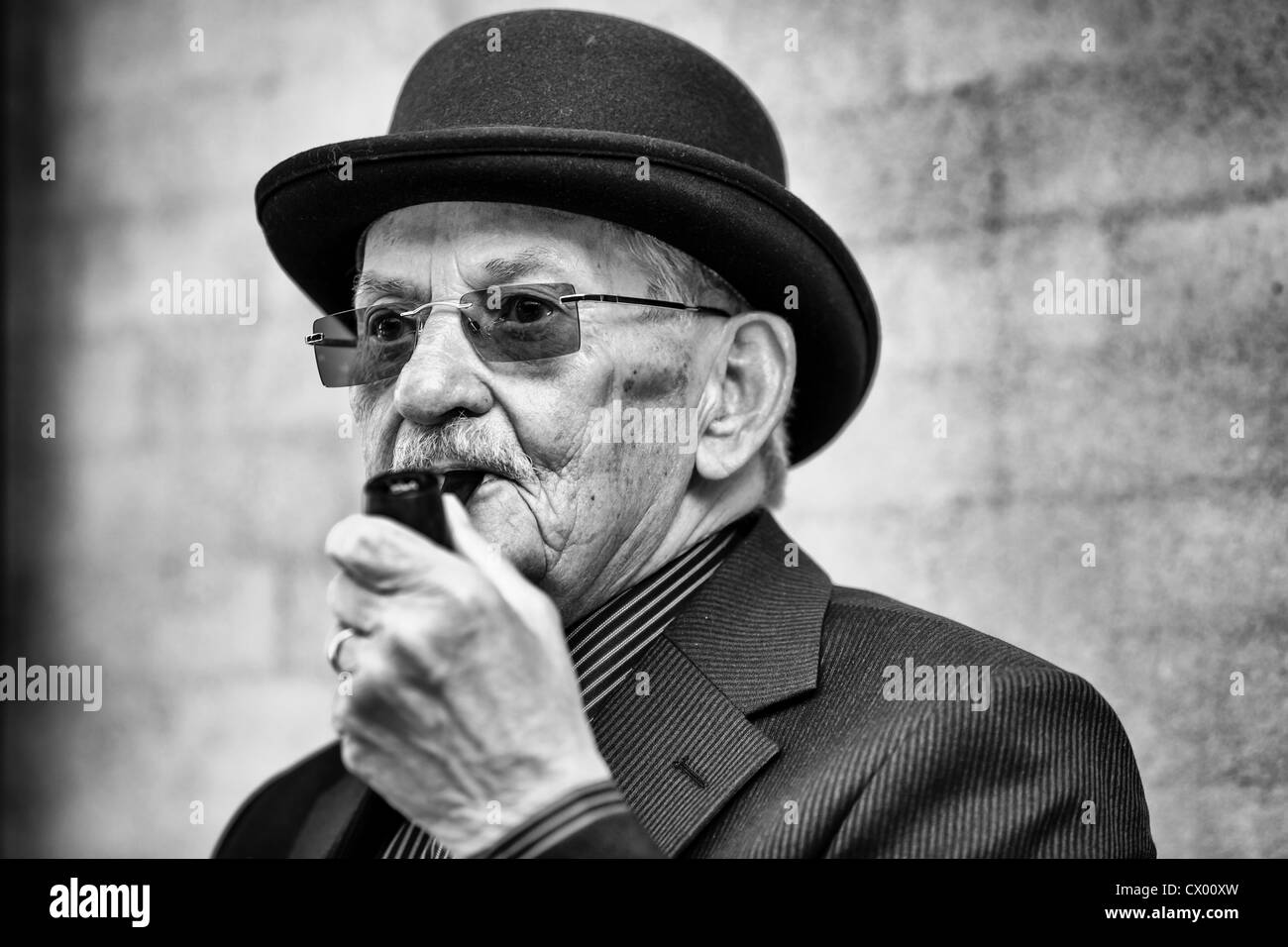 Ritratto di anziani Dane con cappello bowler ans tubo di fumo, Danimarca Foto Stock