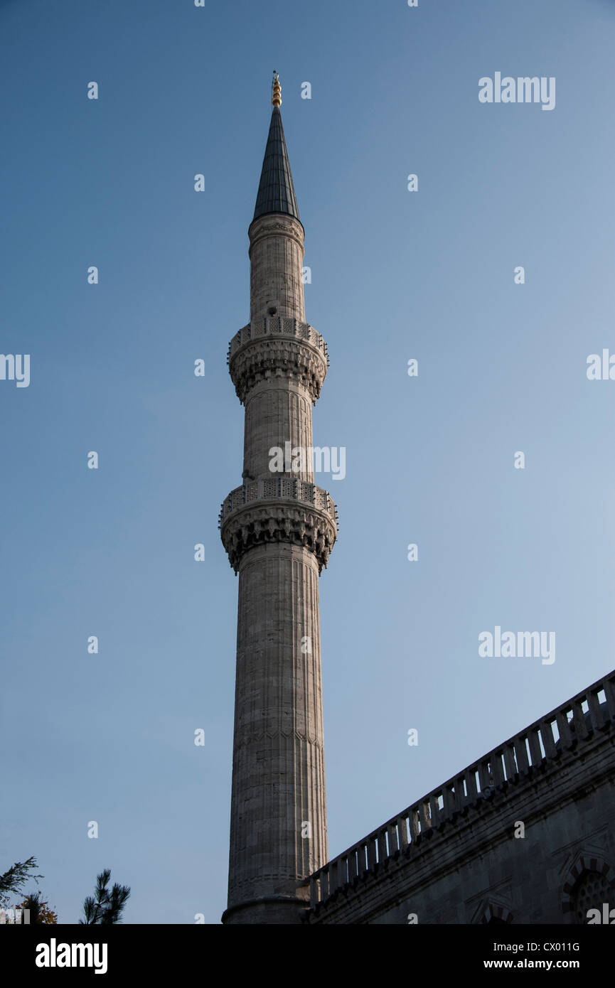 Minareto della Moschea Blu di Istanbul in Turchia Foto Stock