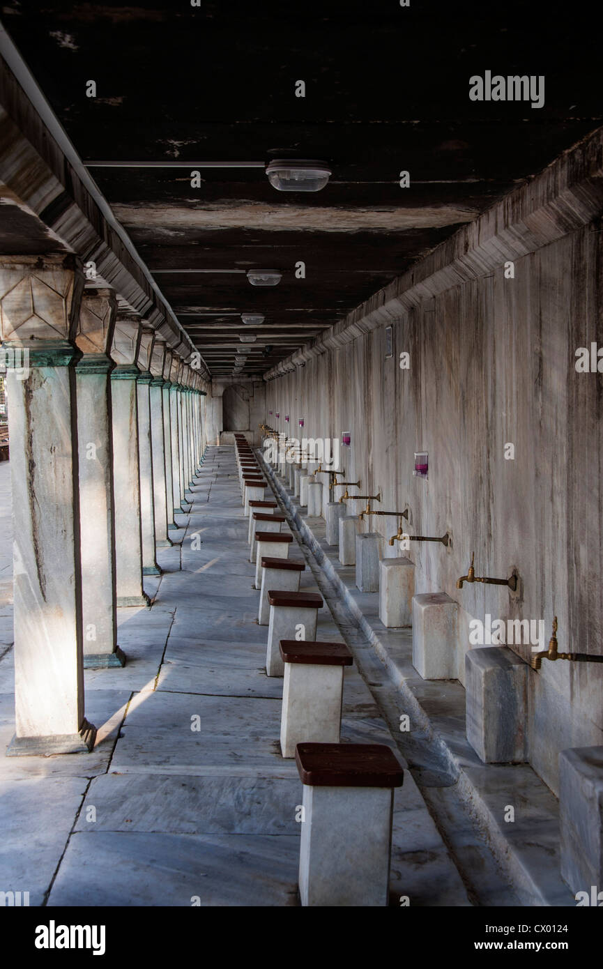 Esterno della Moschea Blu, Sultan Ahmet Camii, dove il piede può essere lavato prima di entrare in Istanbul Turchia Foto Stock