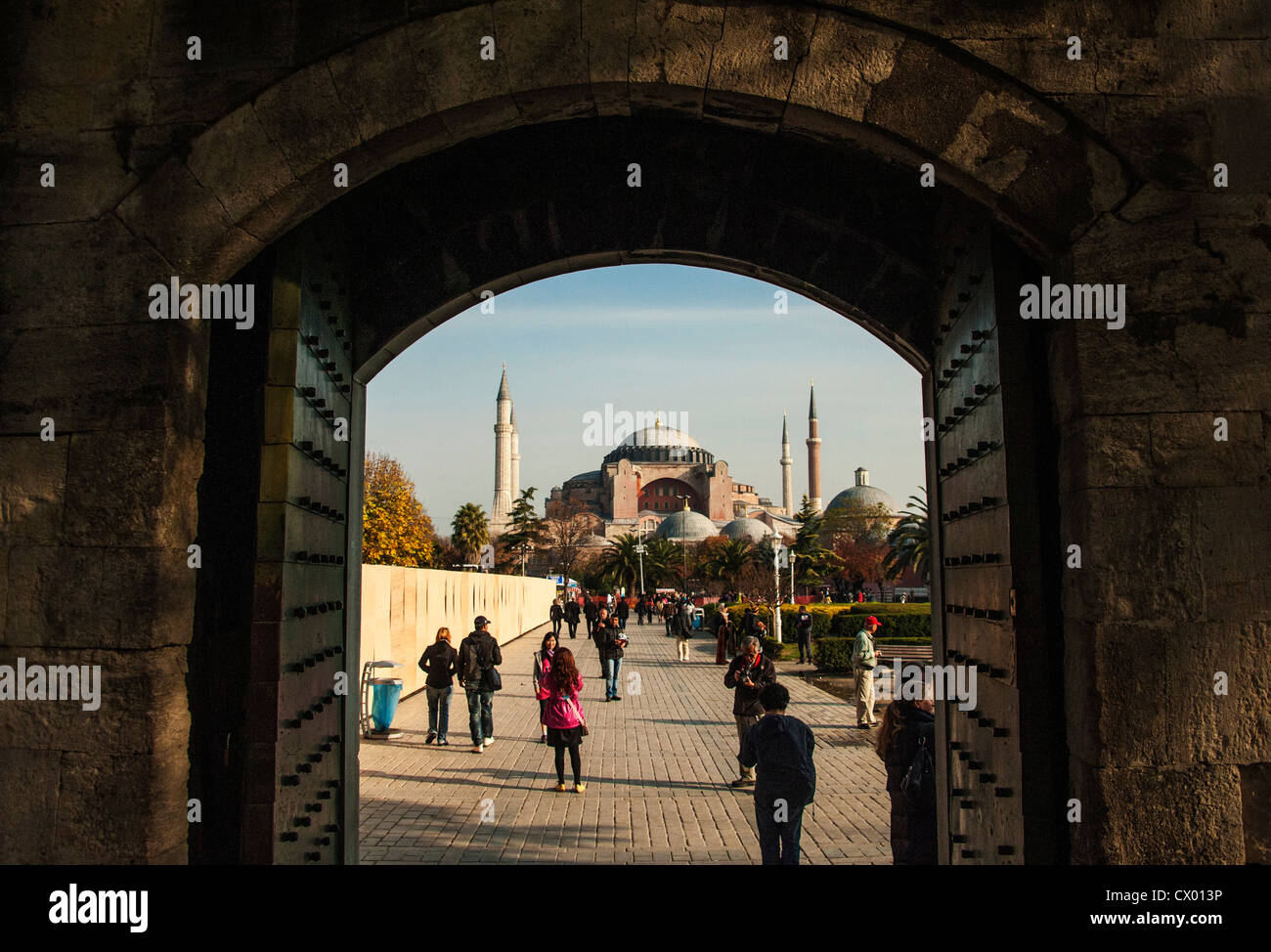 Aya Sofya o Haghia Sophia come visto attraverso un arco nella Moschea Blu o Sultanahmet Camii ad Istanbul in Turchia Foto Stock