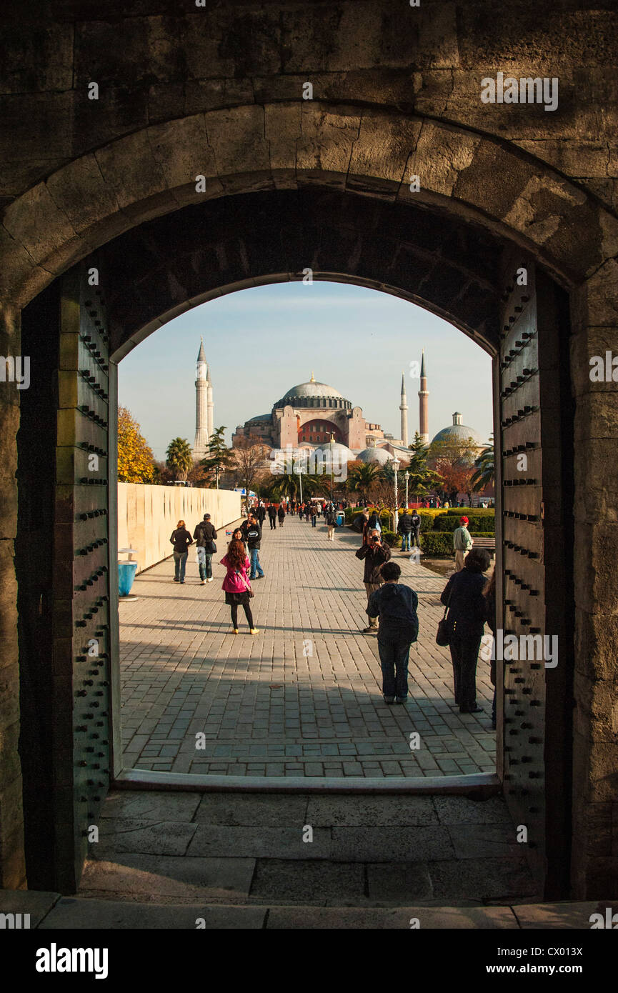 Aya Sofya o Haghia Sophia come visto attraverso un arco nella Moschea Blu o Sultanahmet Camii ad Istanbul in Turchia Foto Stock