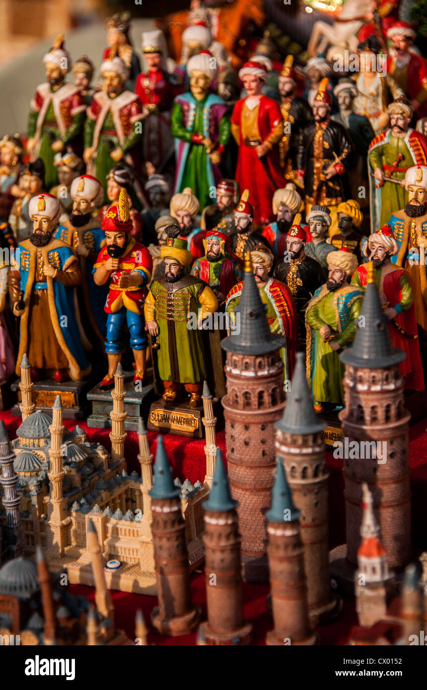 Piccolo figurine nei tradizionali costumi turco sulla vendita in una fase di stallo al di fuori del Palazzo Topkapi Foto Stock