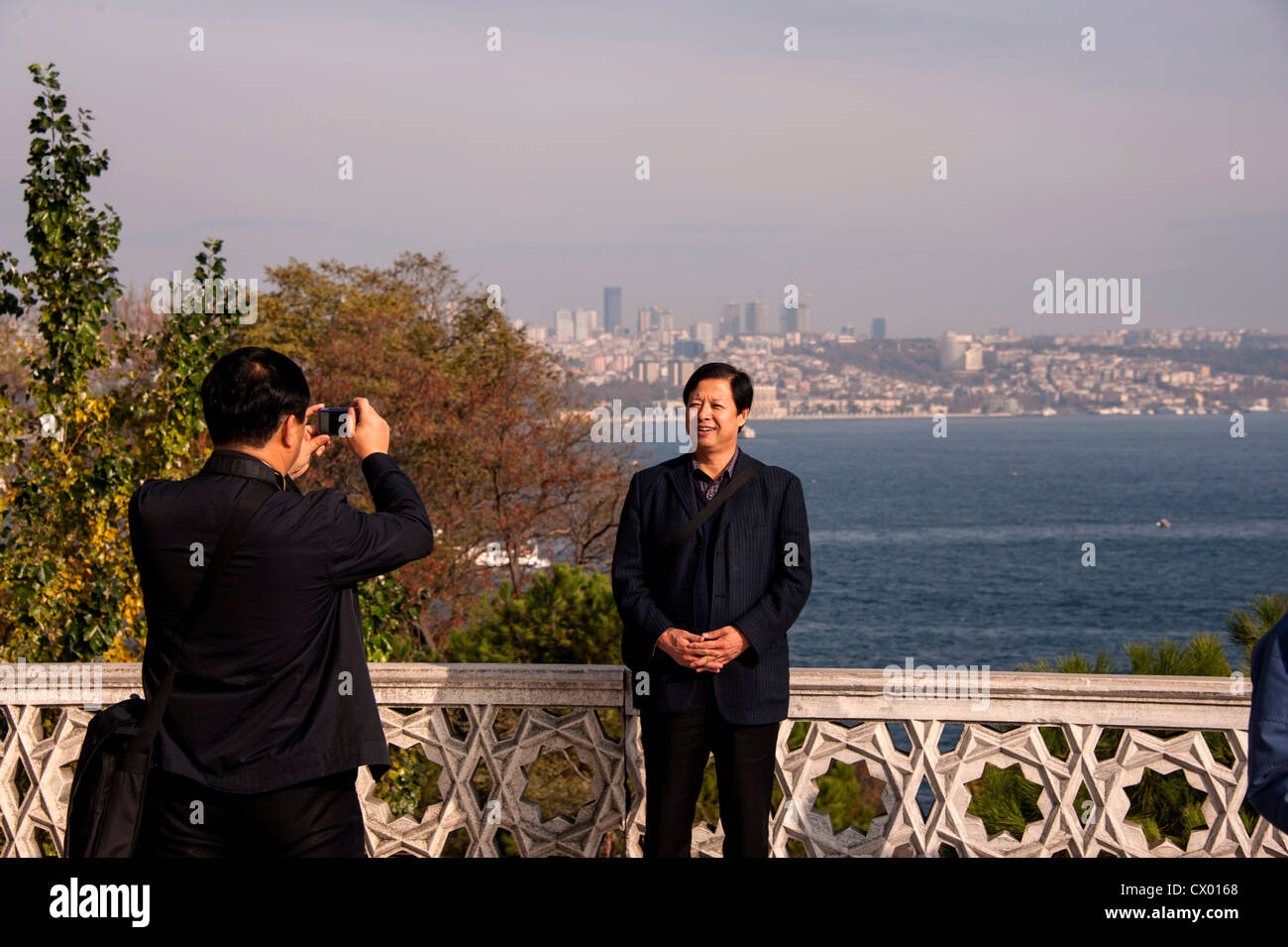 Turisti asiatici prendere in vista sul Bosforo dalla terrazza del Palazzo Topkapi a Istanbul Turchia Foto Stock