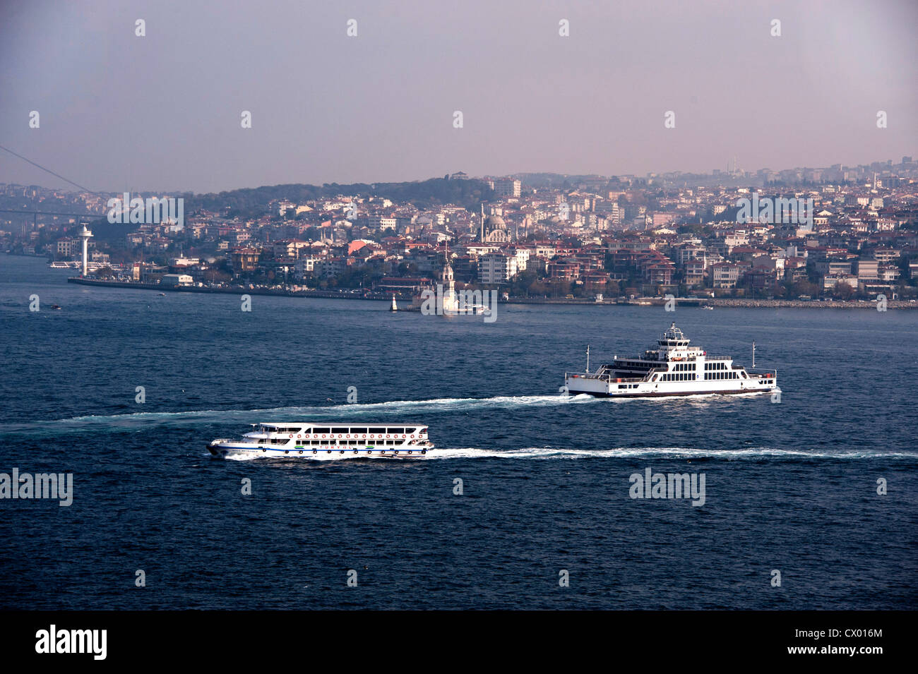 Traghetti che attraversano il Bosforo tra Europa e Asia in Istanbul Turchia come si vede dal Palazzo Topkapi Foto Stock