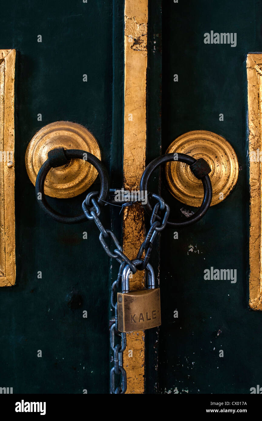 Una porta chiusa con catena e lucchetto nel palazzo Topkapi a Istanbul Turchia Foto Stock