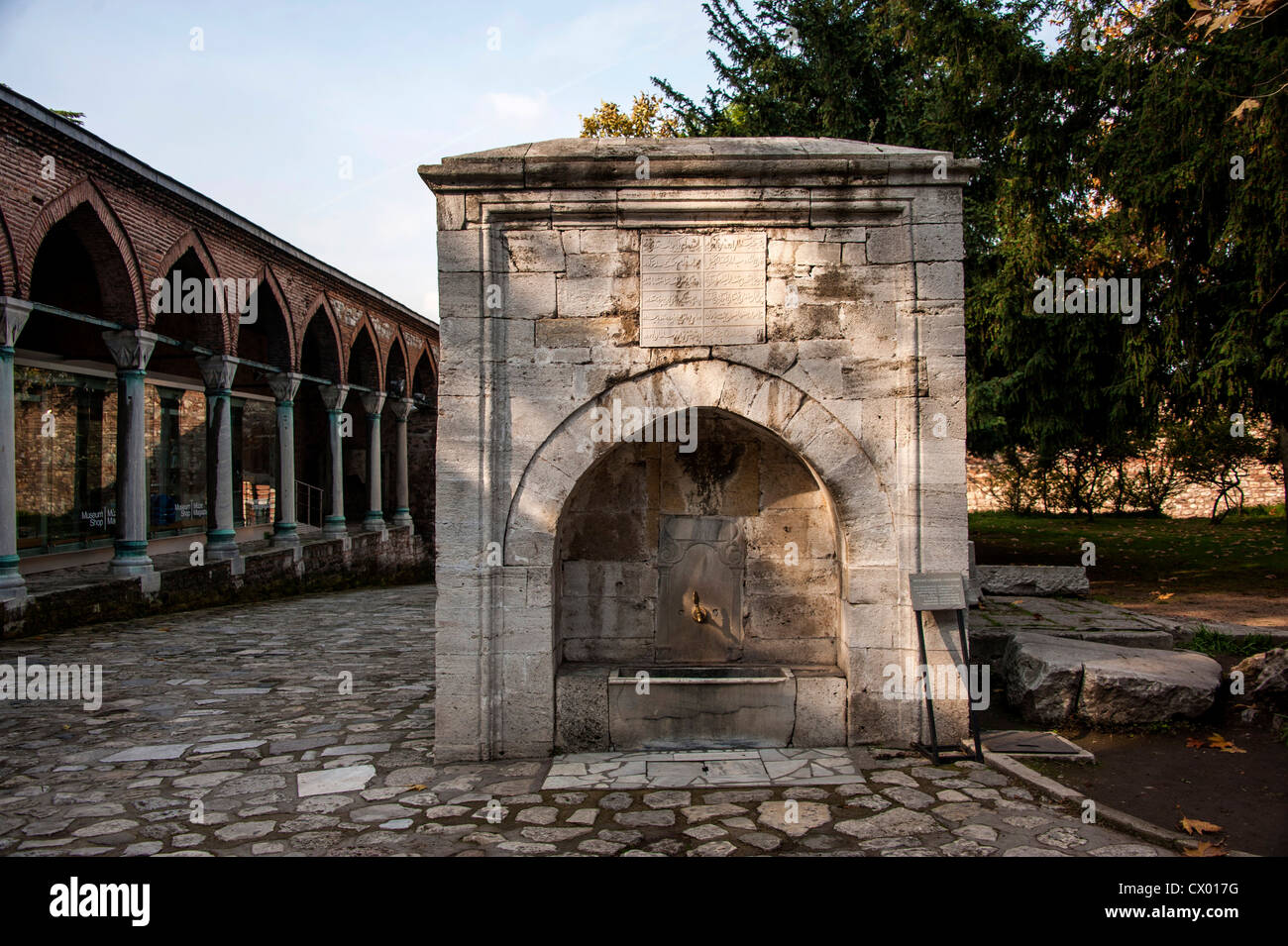 Un antico pozzo all'interno del Palazzo Topkapi a Istanbul Turchia Foto Stock