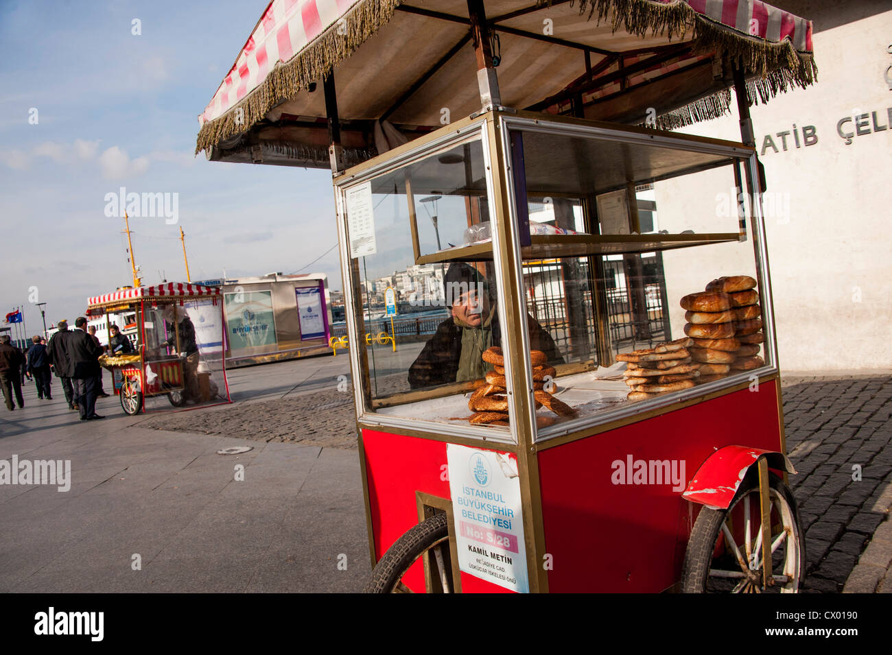 Venditore ambulante in Istanbul vendere pretzel-come il pane chiamato simit Foto Stock