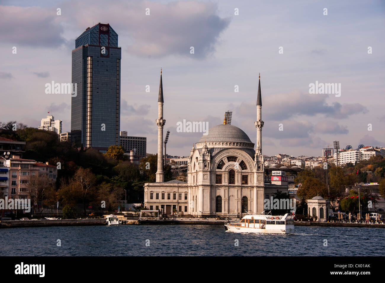Nuova e Vecchia Istanbul con la moschea di Dolmabahce e il Ritz Carlton hotel Foto Stock