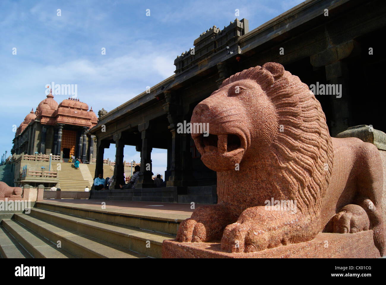 Kanyakumari Vivekananda Rock monumento in memoria di visualizzare e Lion scultura in Sripada Il Parai tempio di Tamil Nadu India Foto Stock