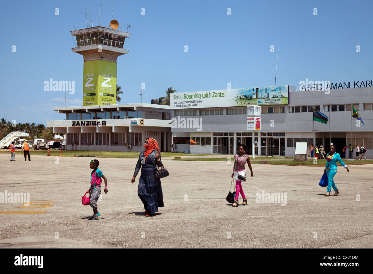 Famiglia africana per raggiungere a piedi il loro volo a Amani Abeid Karume Aeroporto Internazionale aeroporto di Zanzibar, Zanzibar Africa Foto Stock