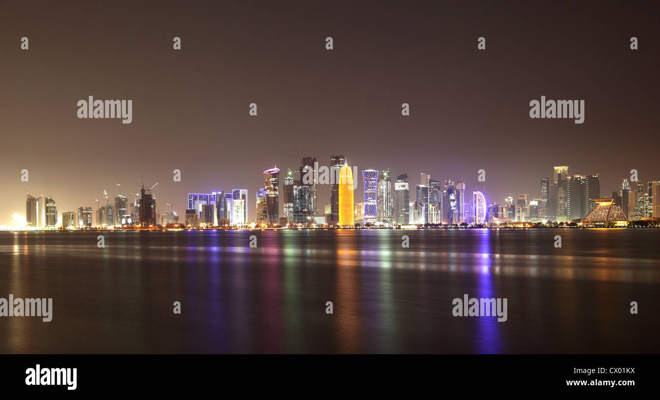 Doha skyline notturno, Qatar, Medio Oriente Foto Stock