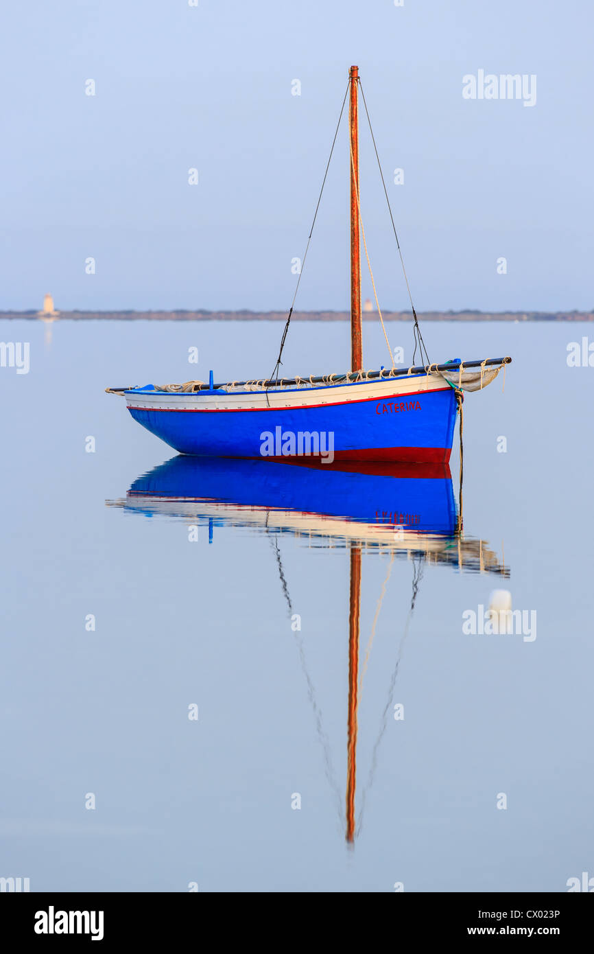 Imbarcazione a vela in mattinata, Saline di Marsala, Sicilia Foto Stock
