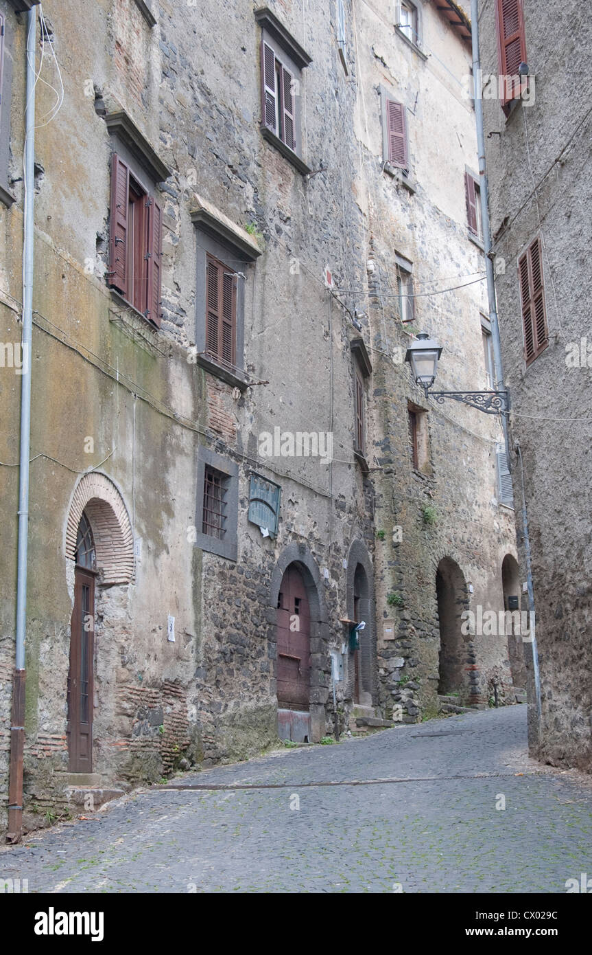 Strada stretta a Bracciano vicino Roma, Italia Foto Stock