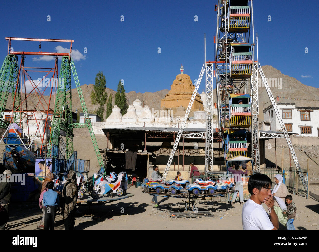 Viaggiando fiera del divertimento sul polo di massa Leh. Leh, Ladakh, la Repubblica dell' India. Foto Stock