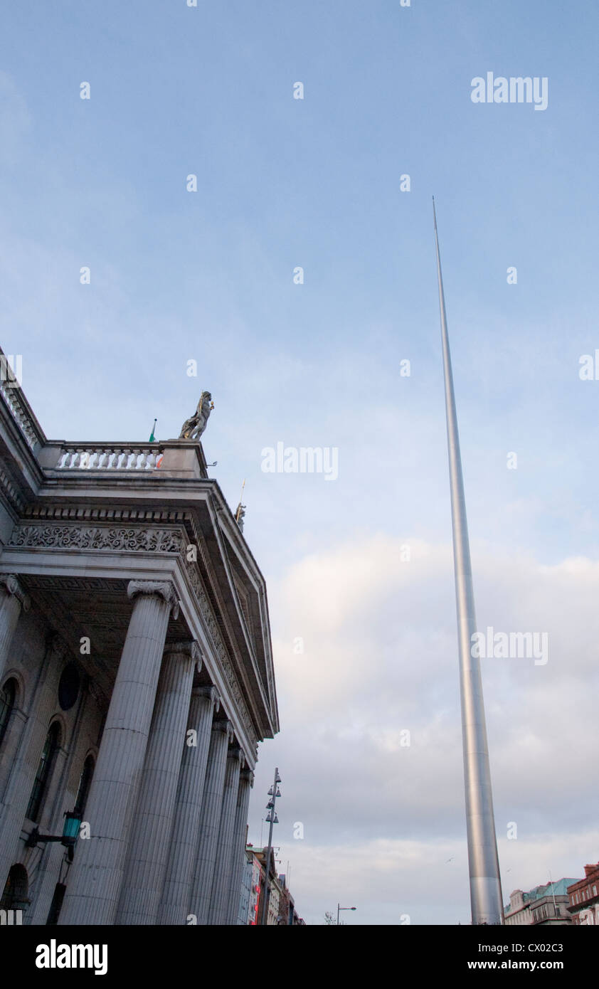 L'Ufficio Generale delle poste di fronte alla Guglia di Dublino su O'Connell Street. Foto Stock