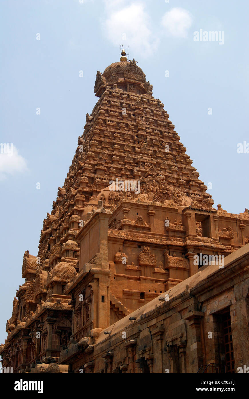 Thanjavur Brihadeeswarar architettura templare e Gopuram vista con varie divinità Indù opere di scultura Foto Stock