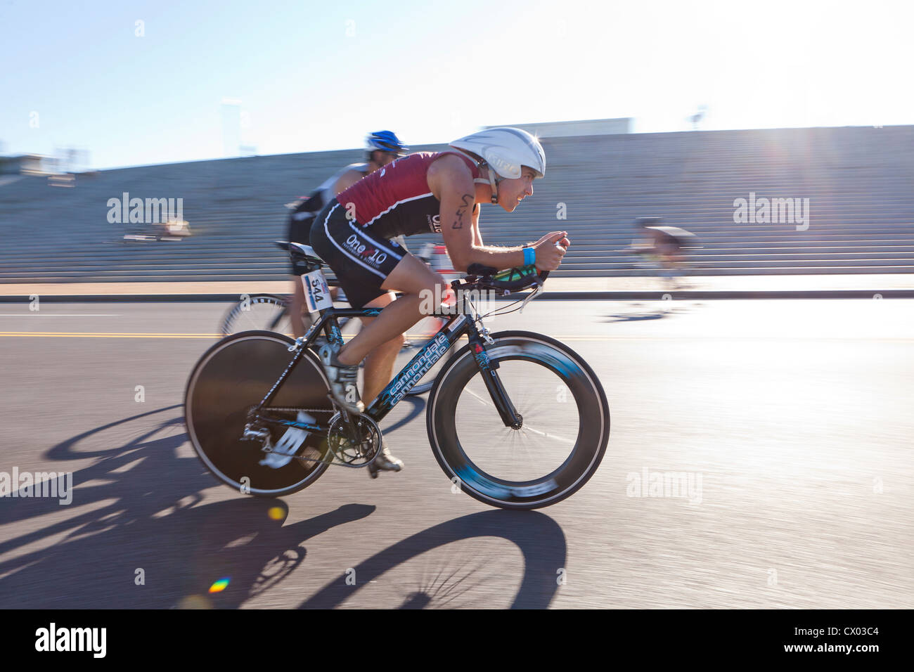 Ciclista racing in condizioni di intensa luce solare - USA Foto Stock