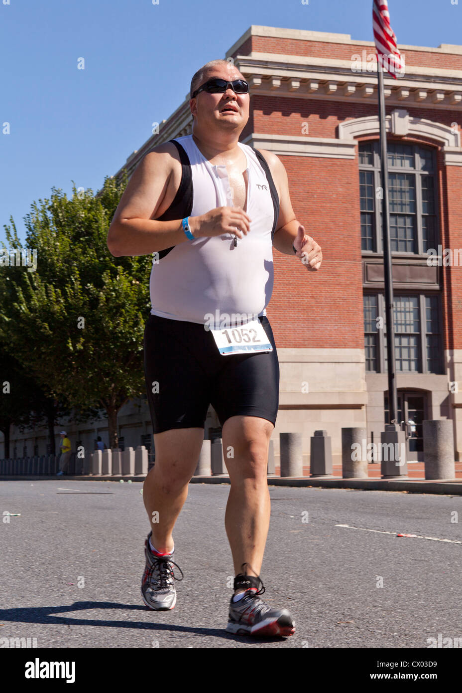 Uomo che corre in una maratona Foto Stock