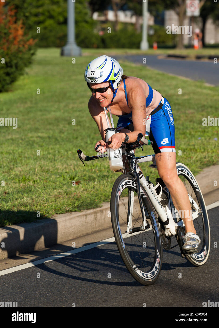Ciclista femmina racing in bike race - USA Foto Stock