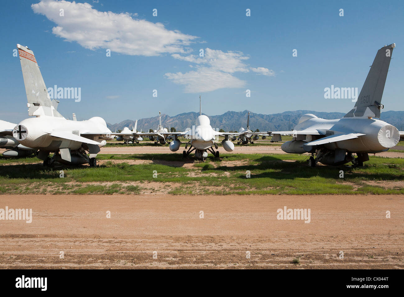 F-16 Fighting Falcon aeromobile in deposito presso il 309th aerospaziali e di manutenzione Gruppo di rigenerazione a Davis-Monthan AFB. Foto Stock