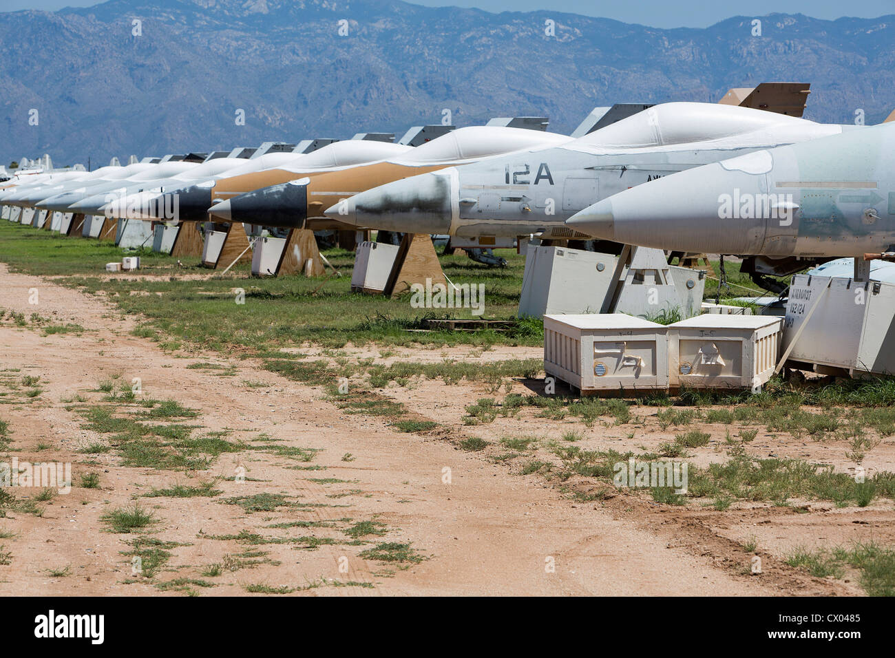 F/A-18 Hornet aeromobile in deposito presso il 309th aerospaziali e di manutenzione Gruppo di rigenerazione a Davis-Monthan Air Force Base. Foto Stock