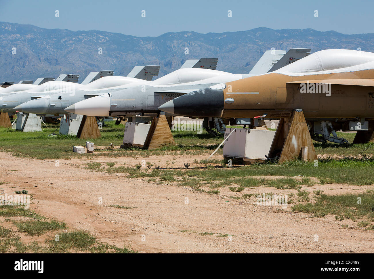 F/A-18 Hornet aeromobile in deposito presso il 309th aerospaziali e di manutenzione Gruppo di rigenerazione a Davis-Monthan Air Force Base. Foto Stock
