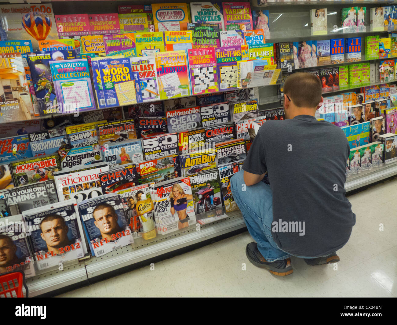 L'uomo lettura di riviste in negozio Foto Stock