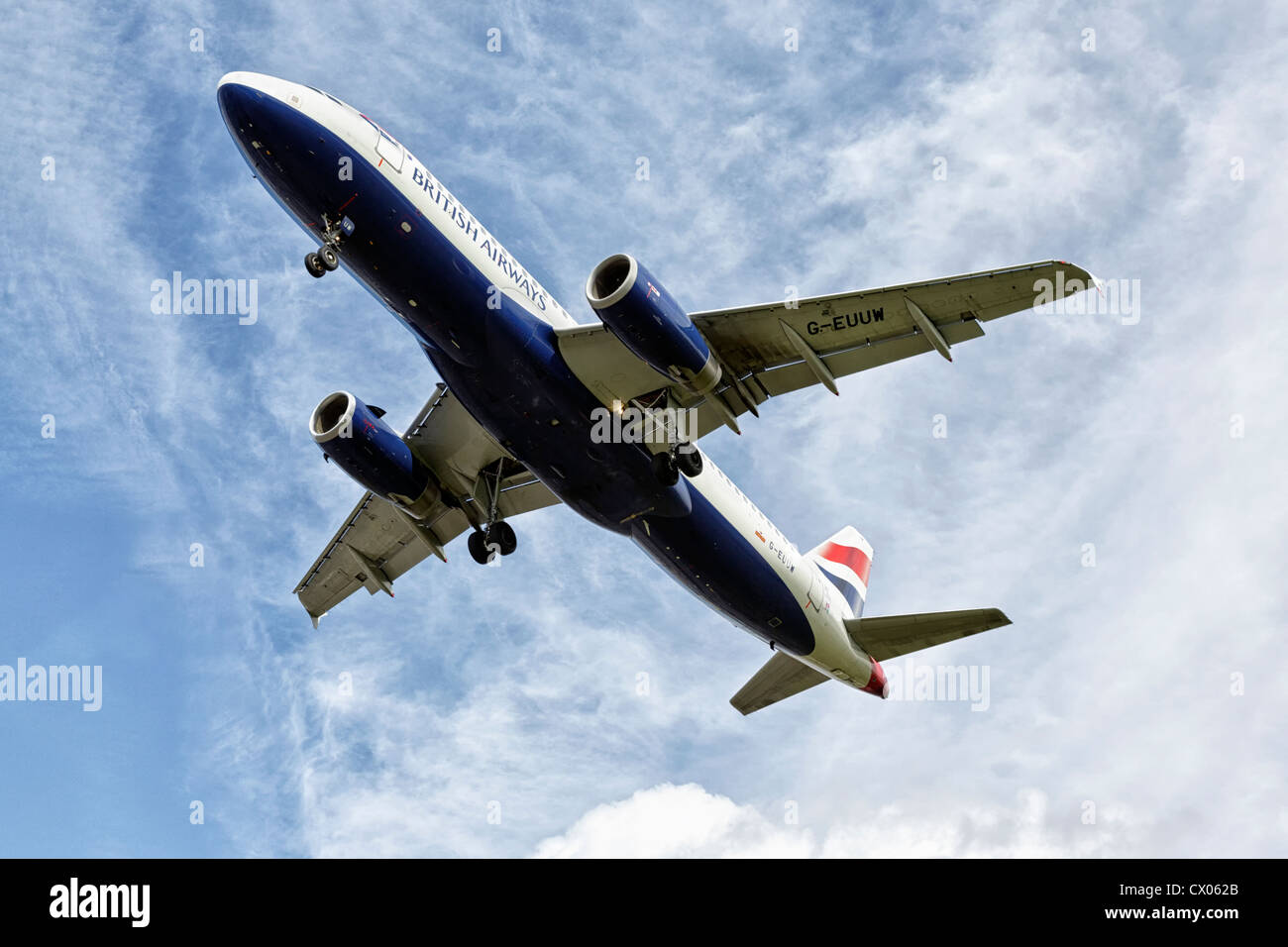 Un Airbus A320 di BA - British Airways sull approccio finale Foto Stock