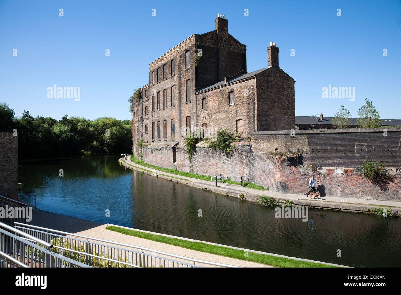 Victorian wharf building sul Regents Canal a Londra Kings Cross REGNO UNITO Foto Stock
