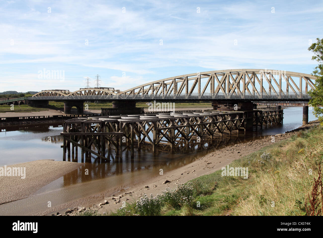 Rampa di Hawarden swing ponte sopra il fiume Dee vicino a Shotton Flintshire, Galles del Nord, Regno Unito Foto Stock