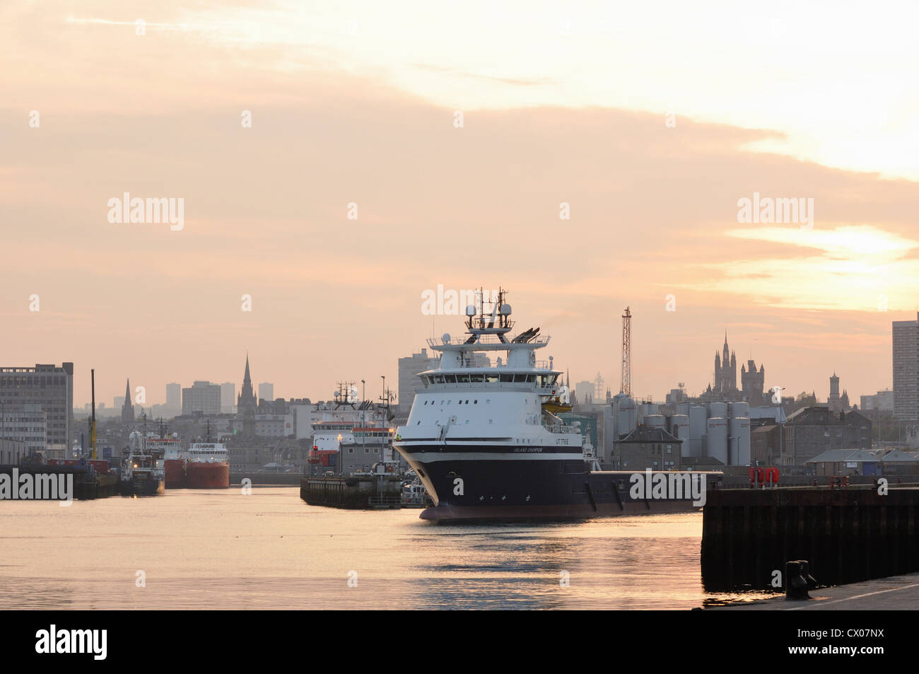 Il multifunzione nave offshore, Isola Champion, lo spostamento di posti barca nel porto di Aberdeen nel 2012 Foto Stock
