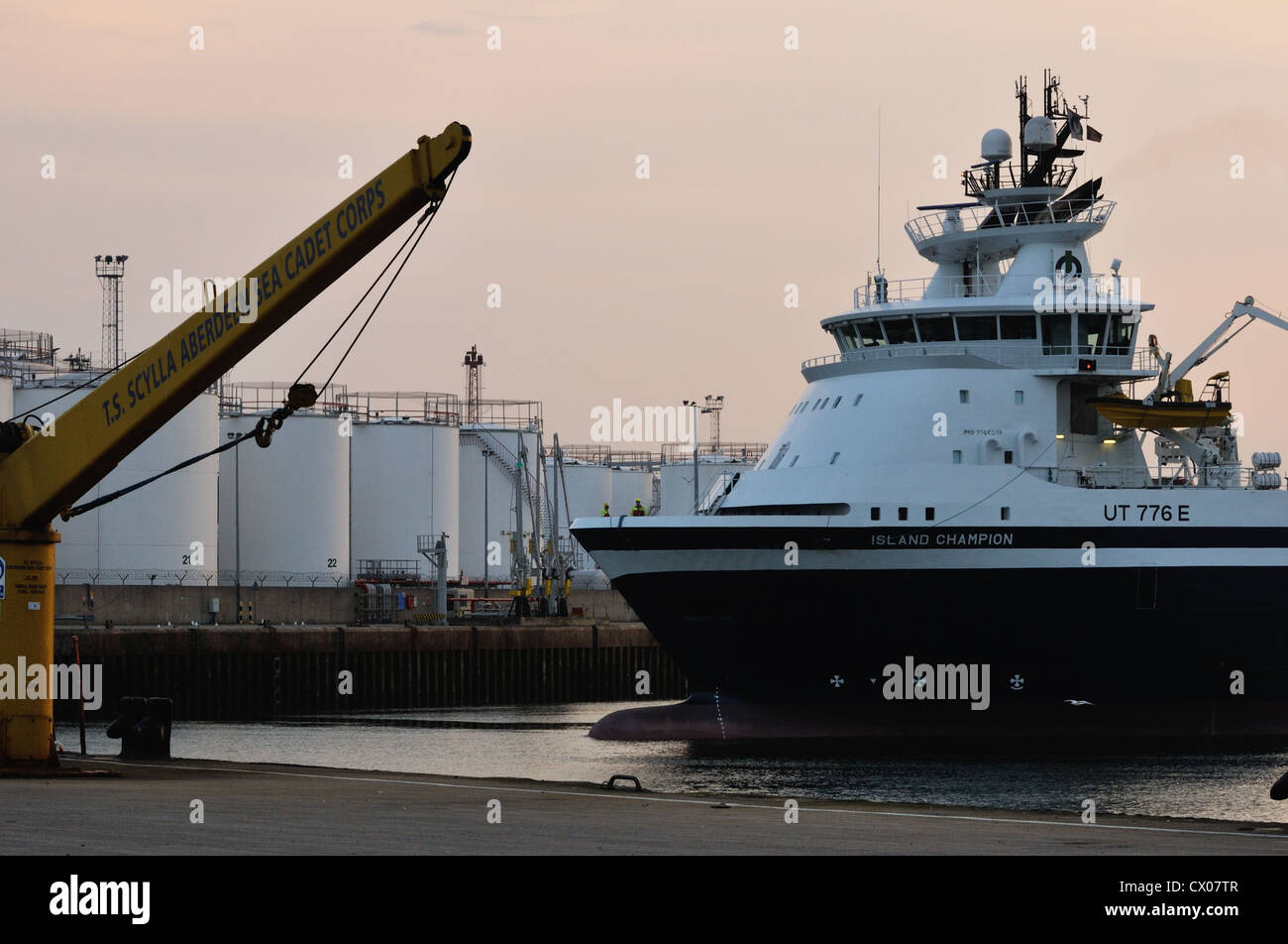Il multifunzione nave offshore, Isola Champion, lo spostamento di posti barca nel porto di Aberdeen nel 2012 Foto Stock