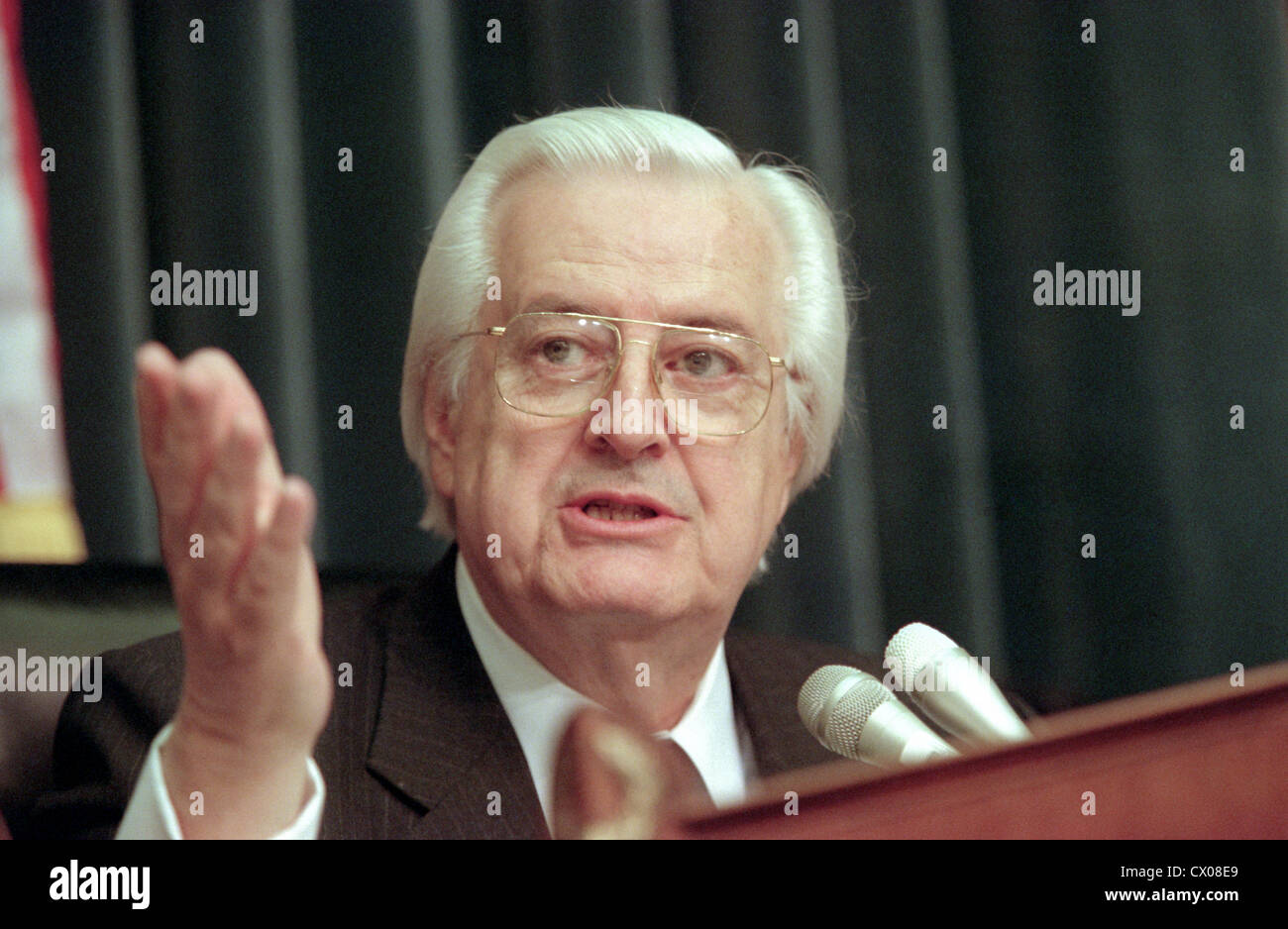 Presidente sost. Henry Hyde durante l Assemblea Comitato Giudiziario audizioni su se impeachment procedimenti devono iniziare contro il Presidente Bill Clinton Ottobre 5, 1998 a Washington, DC. Questo è solo la terza volta nella storia degli Stati Uniti che impeachment nei confronti di un Presidente sono stati portati a casa comitato. Foto Stock