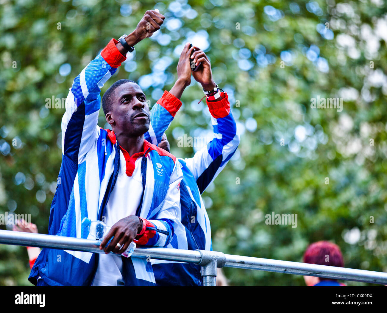 Dwain Chambers, sprinter, Olympian, agitando alla folla durante il nostro più grande parata del Team Foto Stock