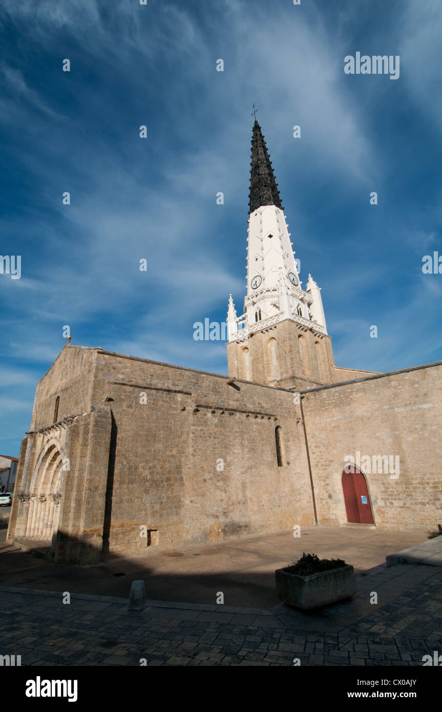 Il bianco e nero il campanile della chiesa di Saint Etienne serve come seamark presso Ars-en-Ré, Île de Ré, Poitou-Charentes, Francia. Foto Stock