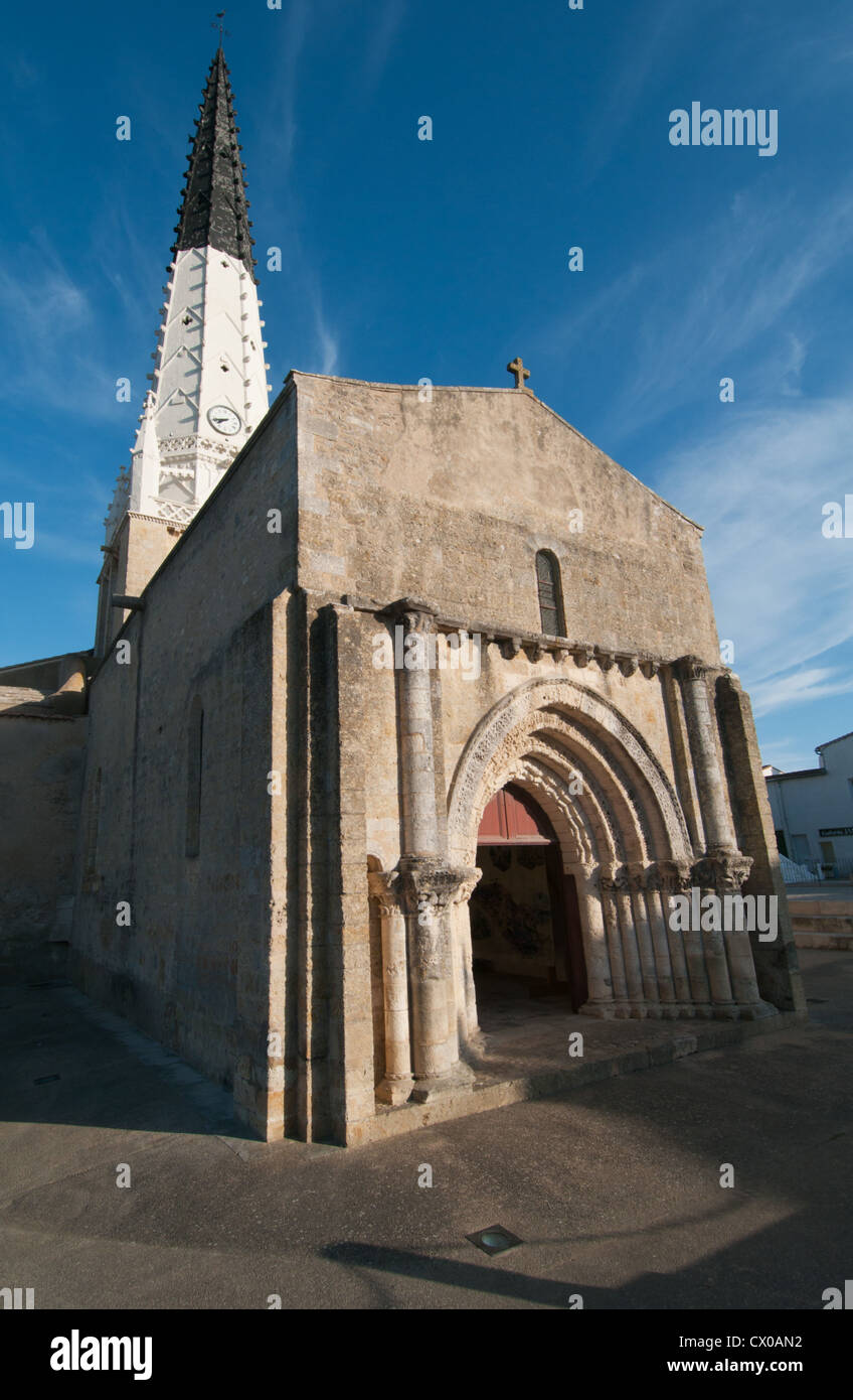 Il bianco e nero il campanile della chiesa di Saint Etienne serve come seamark presso Ars-en-Ré, Île de Ré, Poitou-Charentes, Francia. Foto Stock