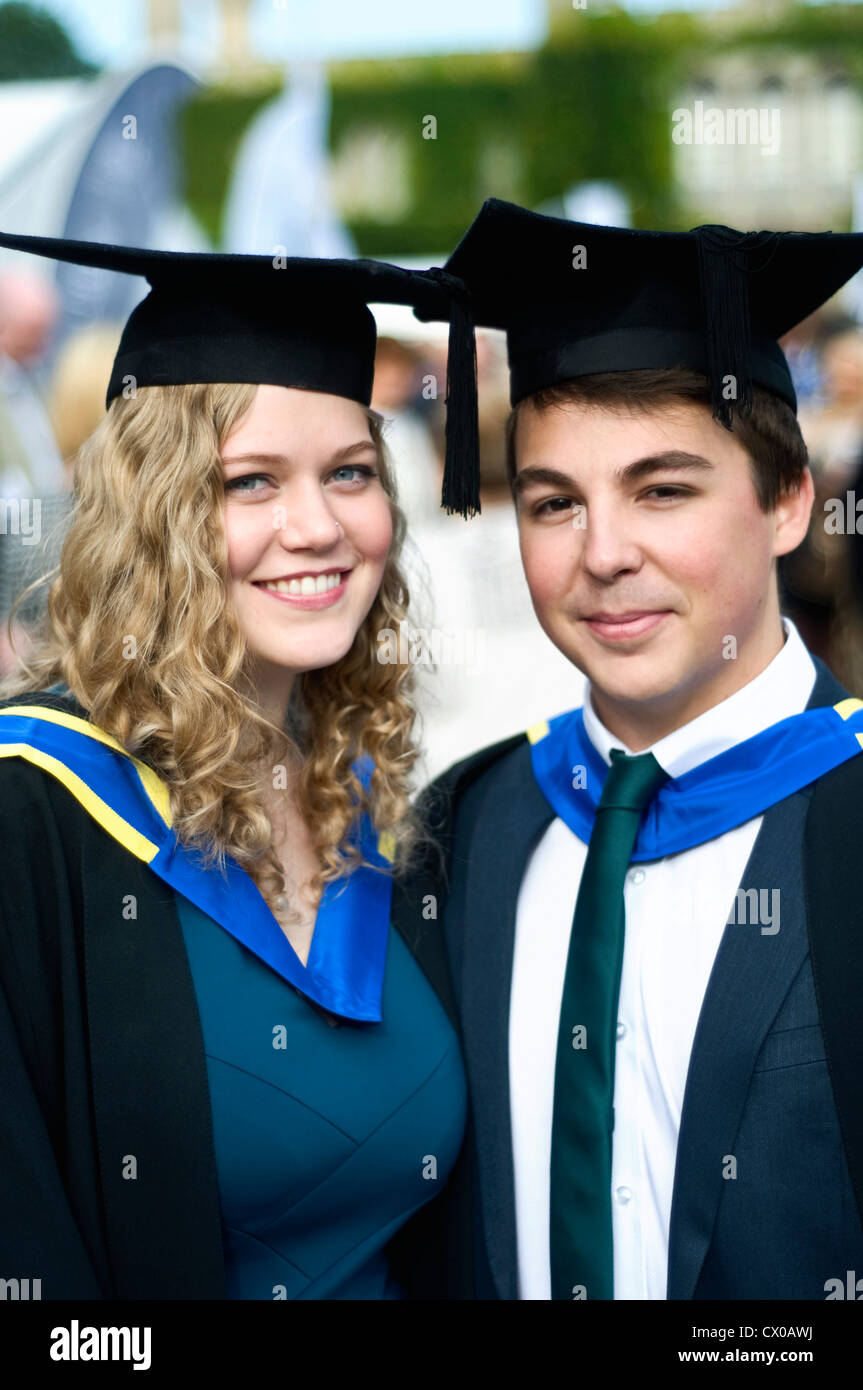 Un ritratto di due studenti presso la loro cerimonia di laurea Foto Stock