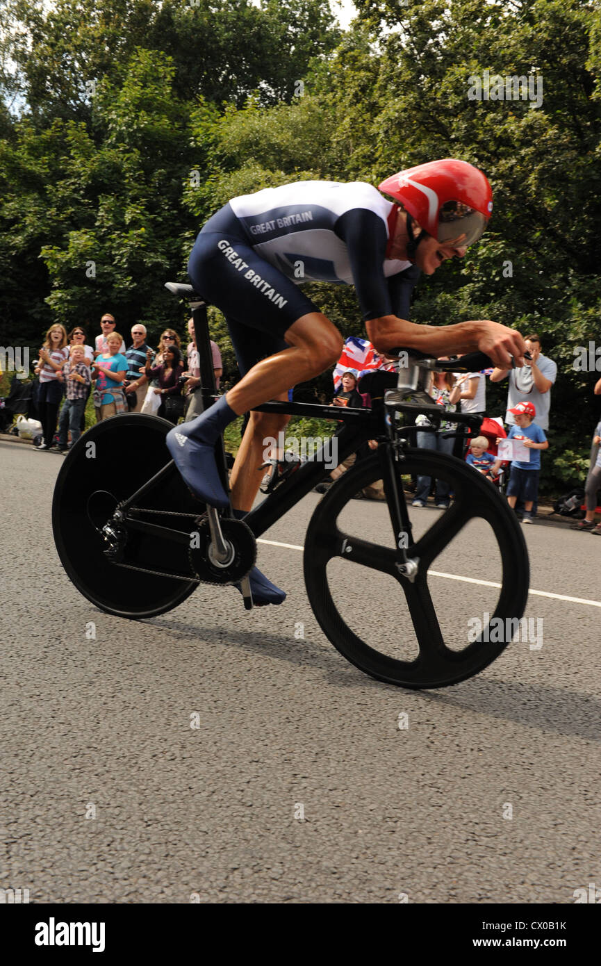 Bradley Wiggins sul suo modo di vincere una medaglia di oro nelle prove a tempo presso le Olimpiadi di Londra 2012 Foto Stock