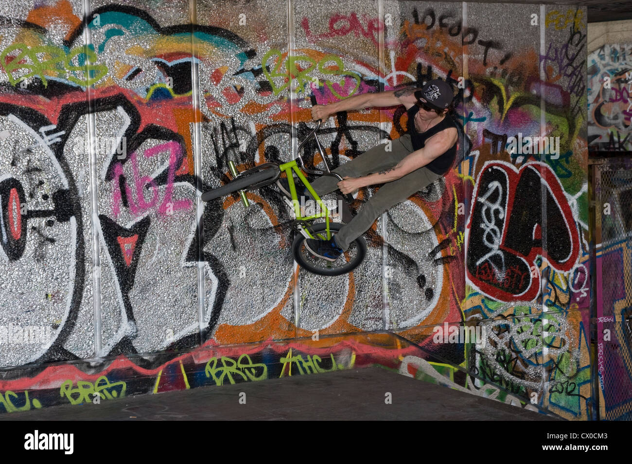 BMX freestyle bicicletta 180 muro di graffiti rider Foto Stock