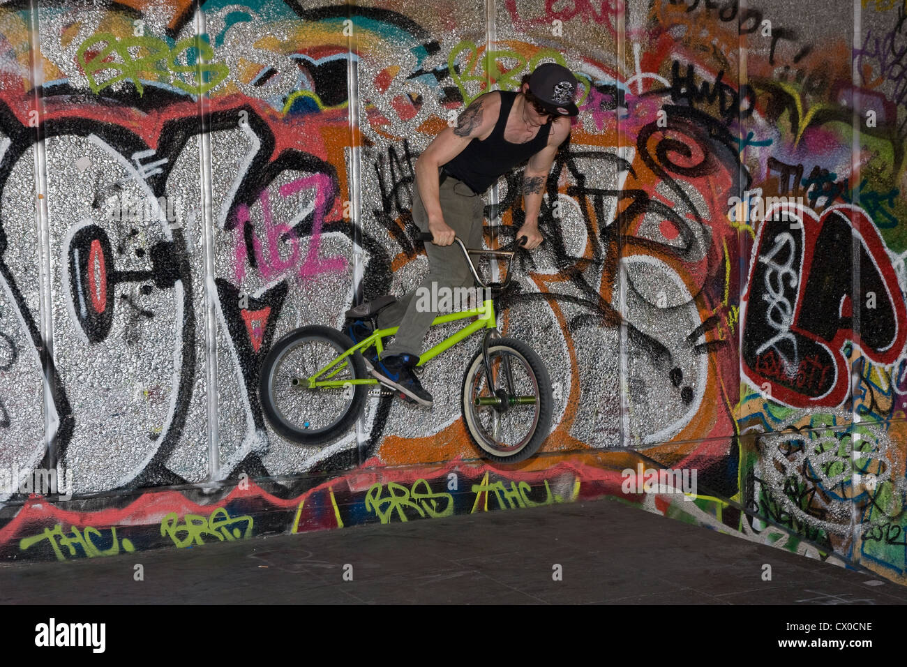 BMX freestyle bicicletta 180 muro di graffiti rider Foto Stock