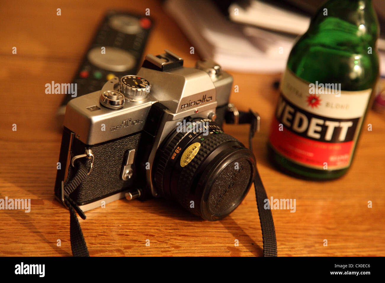 Konica Minolta SRT vintage fotocamera sul tavolo con bottiglia di birra Vedett Foto Stock