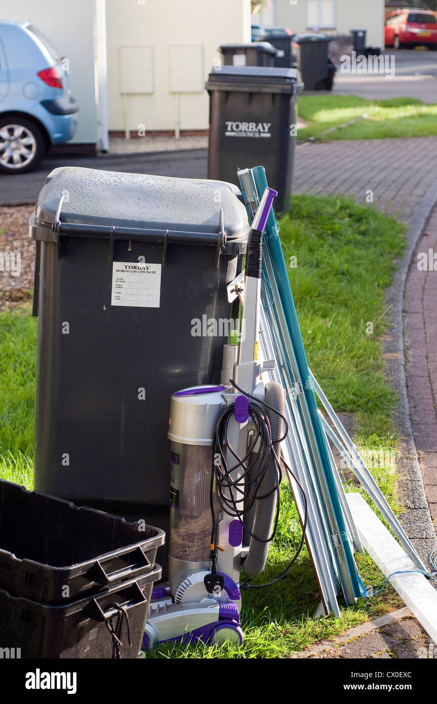 Bidoni,bin giorno,bin, la benna può, città, contenitore, cordolo marciapiede, giorno, smaltimento, esterno, Garbage, gruppo, autostrada, orizzontale, ho Foto Stock