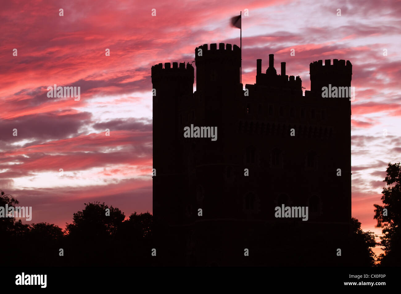 Il castello di Tattershall nel Lincolnshire village di Tattershall al tramonto. Il castello appartiene al National Trust Foto Stock