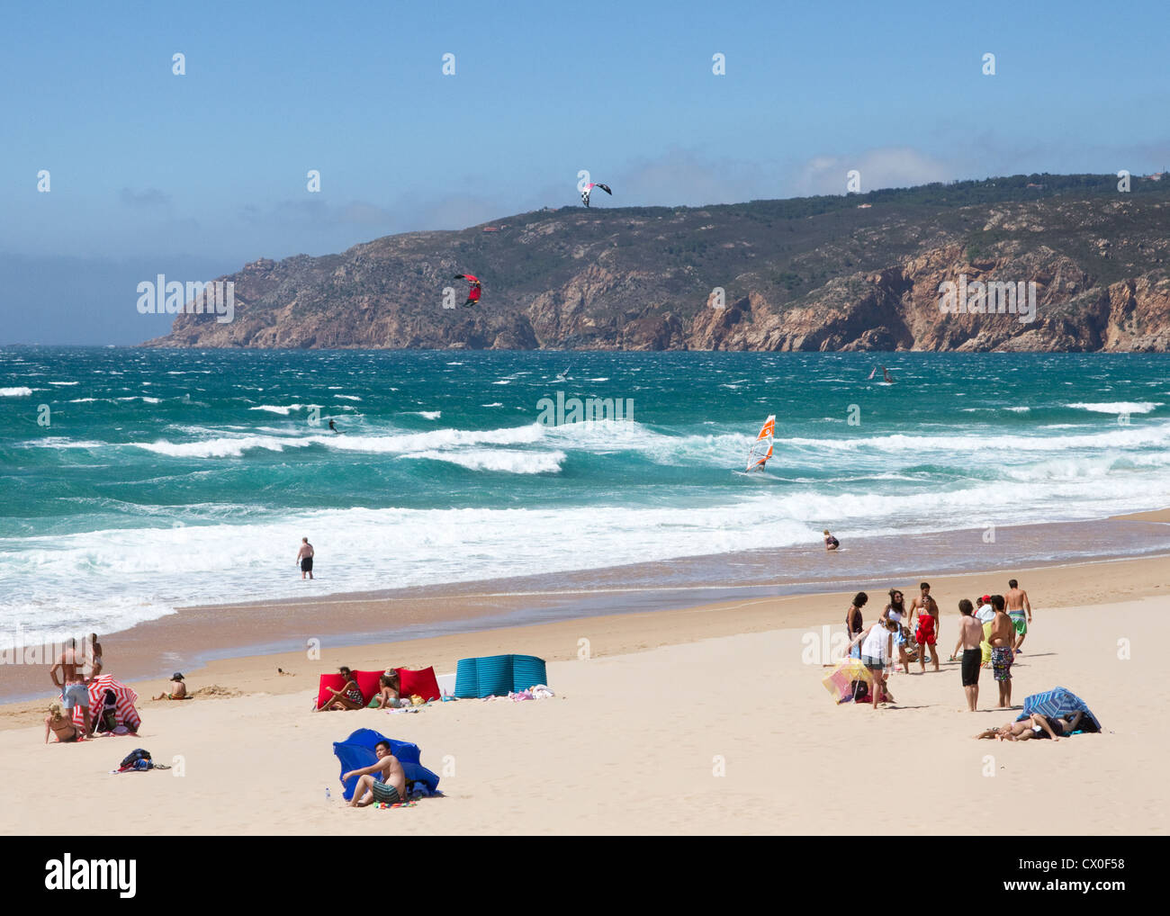 Giornata di vento sulla spiaggia di Guincho, Cascais, costa di Lisbona, Estremadura, Portogallo Foto Stock