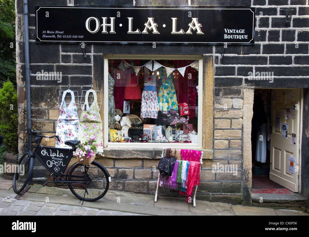 Oh la la moda vintage + collectables boutique, Main Street, Haworth, West Yorkshire, Inghilterra, Regno Unito Foto Stock