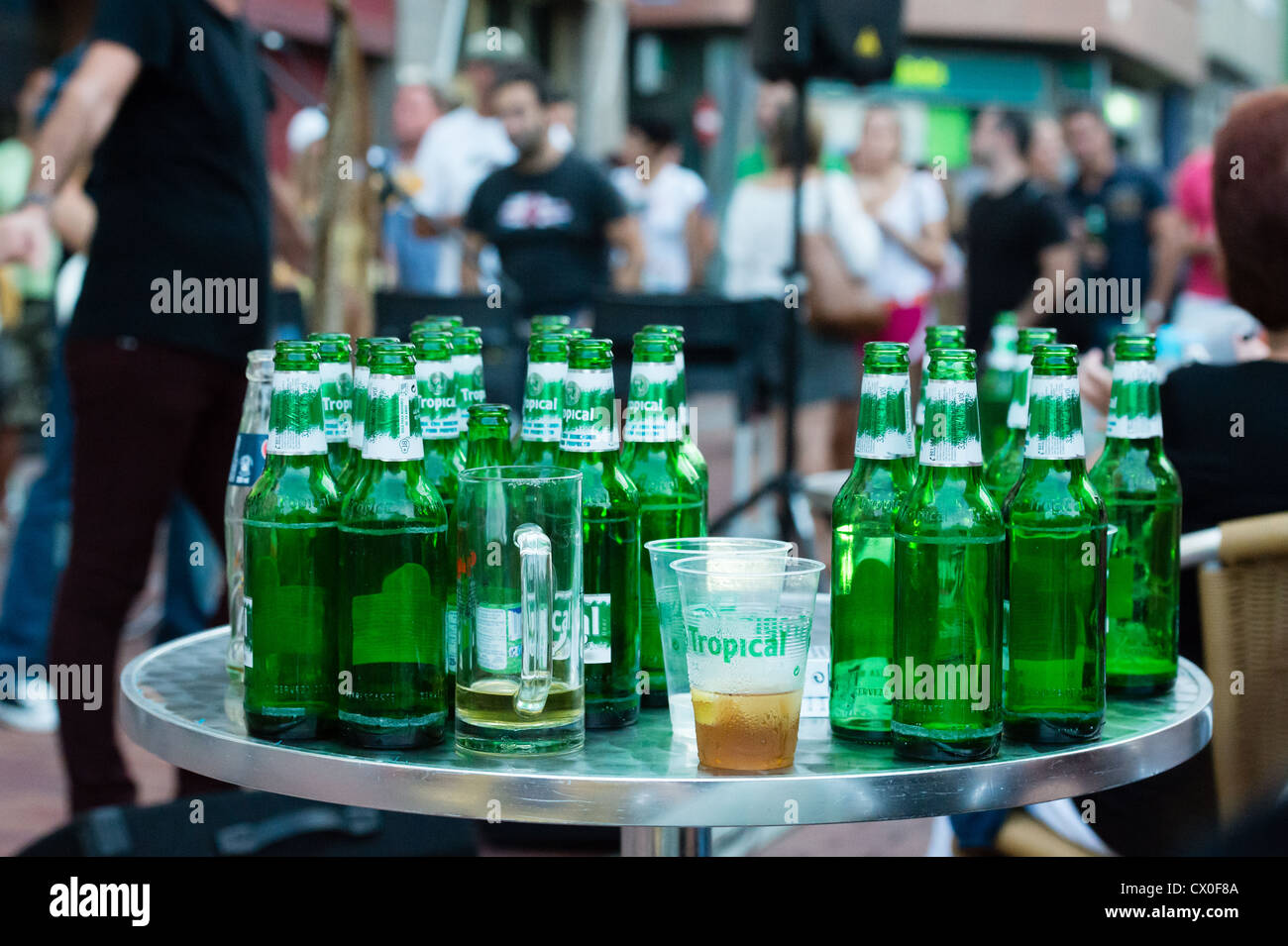 Svuotare le bottiglie di birra su una tabella durante un concerto Foto Stock